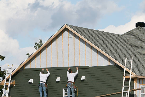 Professional Siding technician working in Tarpon Springs, FL